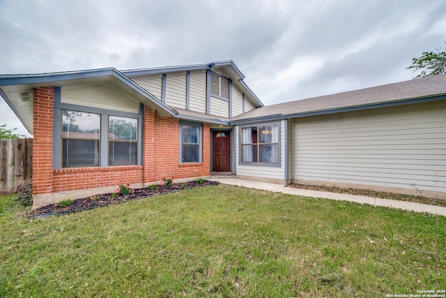 view of front of house featuring a front yard