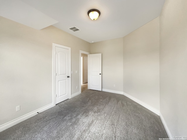 unfurnished room featuring carpet floors