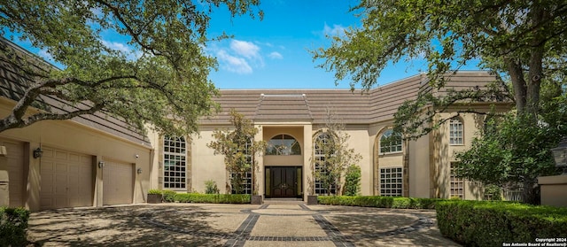 view of front facade featuring a garage