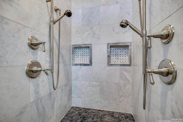 bathroom featuring a tile shower