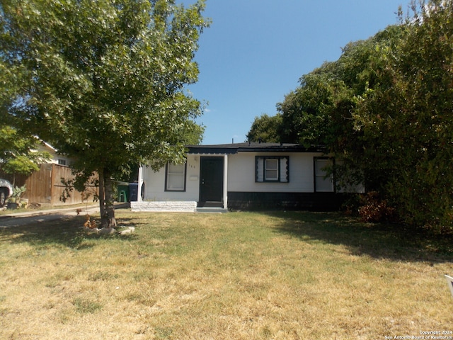 ranch-style home featuring a front lawn