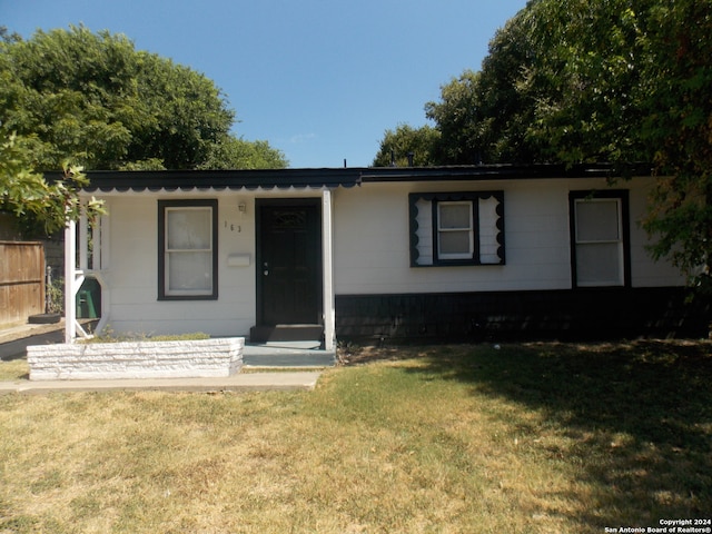 single story home with a front lawn