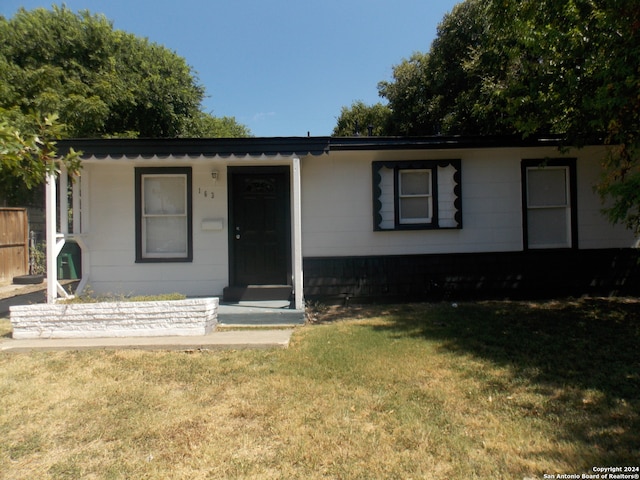 single story home with a front yard