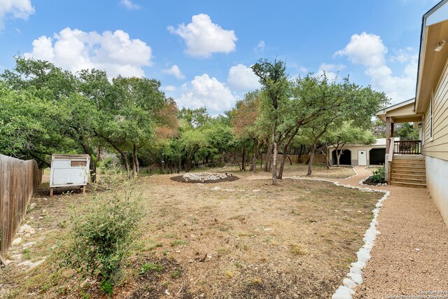 view of yard featuring a shed