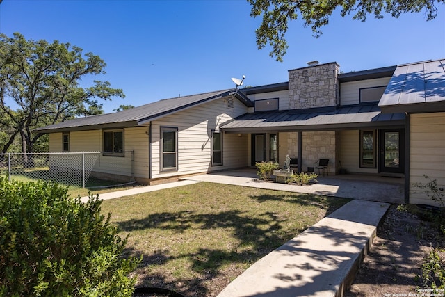 view of front of house featuring a front yard