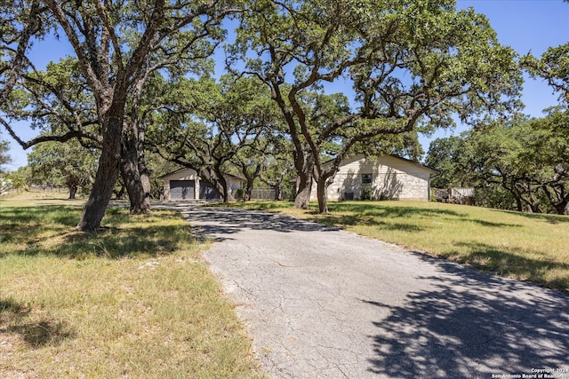 single story home featuring a front yard