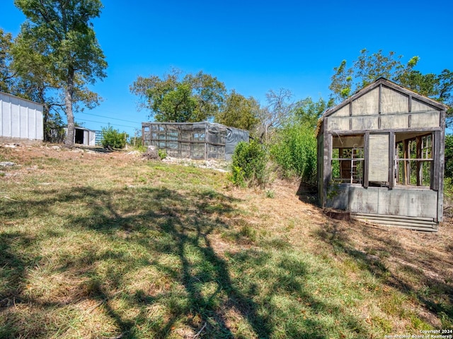 view of yard with an outbuilding