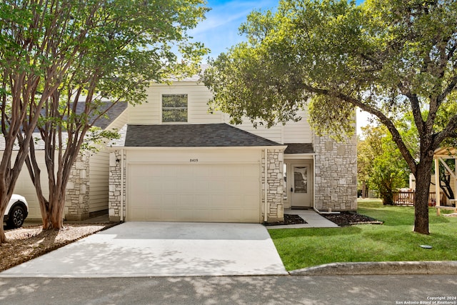 view of front facade featuring a garage and a front yard