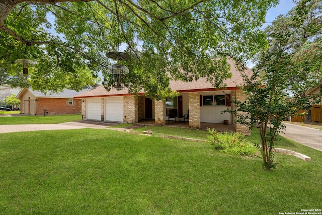 single story home with a front lawn