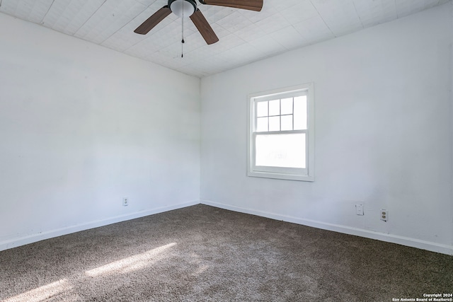 carpeted spare room featuring ceiling fan