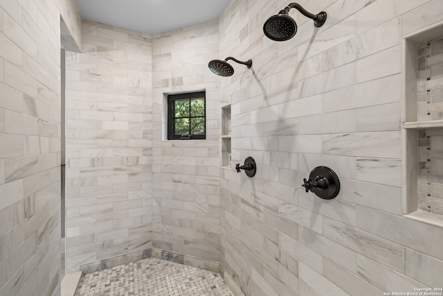 bathroom featuring tiled shower