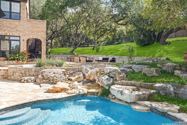 view of swimming pool featuring a yard