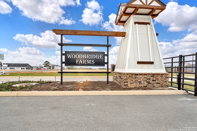 exterior space featuring fence