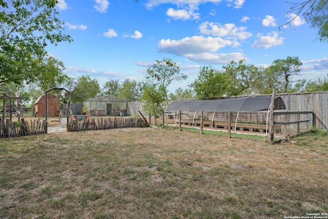 view of yard featuring an outbuilding