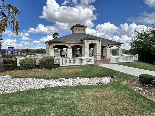 view of front of property featuring a front lawn