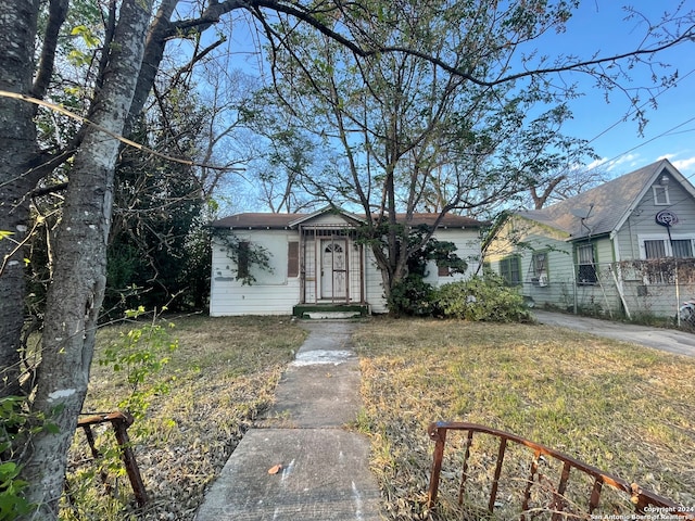 view of front of house with a front yard