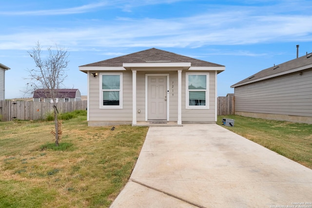 view of front of home featuring a front lawn