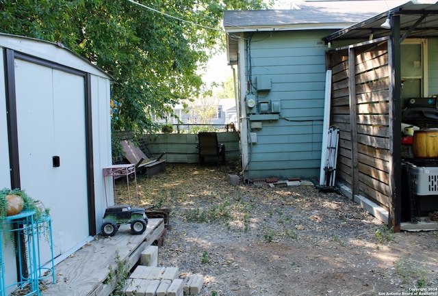 view of yard with a storage unit