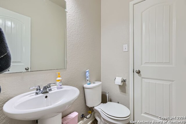 bathroom featuring toilet and sink