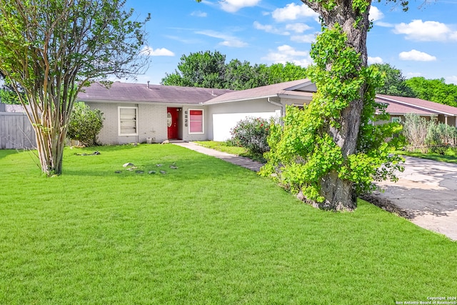 single story home with a front yard