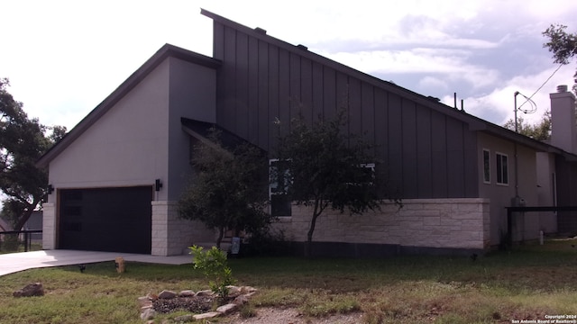 view of front facade featuring a garage and a front yard