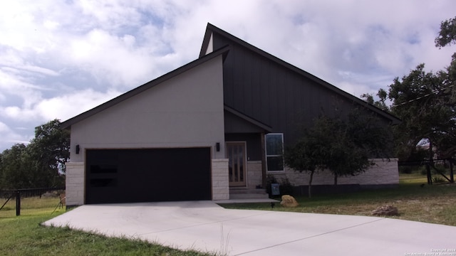 view of front facade featuring a garage and a front lawn