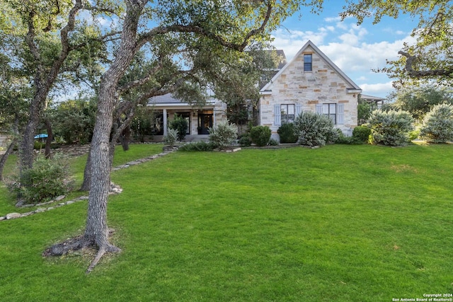 view of front facade featuring a front yard