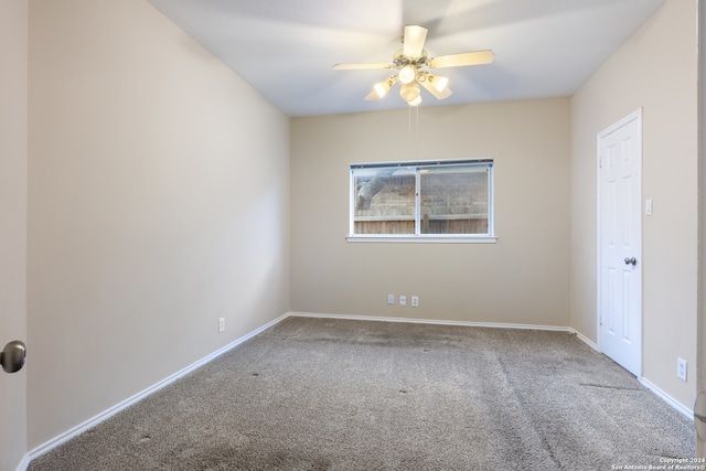 carpeted empty room featuring ceiling fan