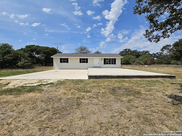 view of front of home featuring a front lawn