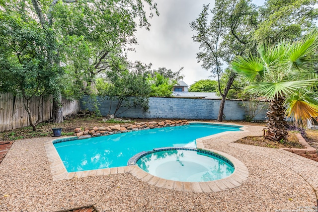 view of pool featuring an in ground hot tub