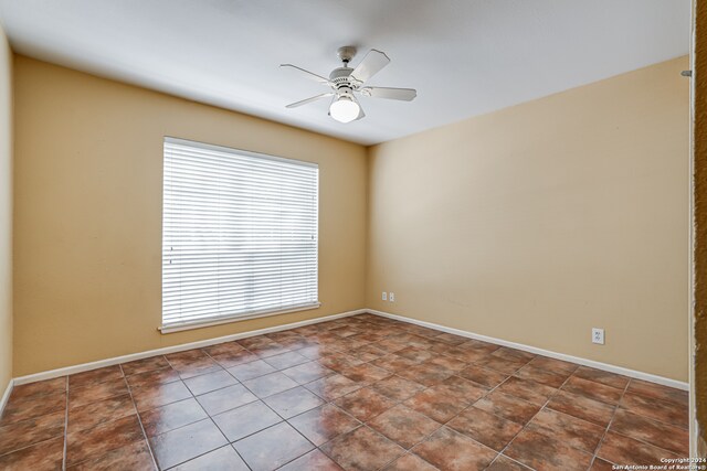 empty room featuring ceiling fan