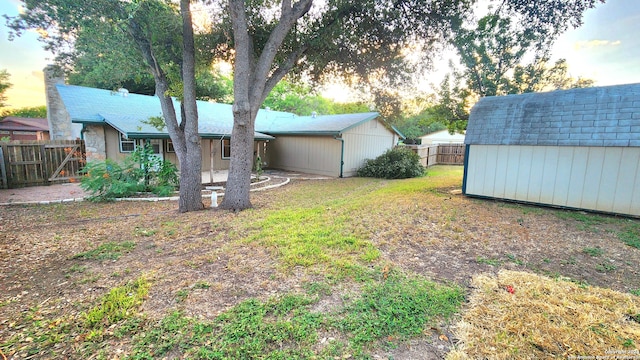 view of yard at dusk