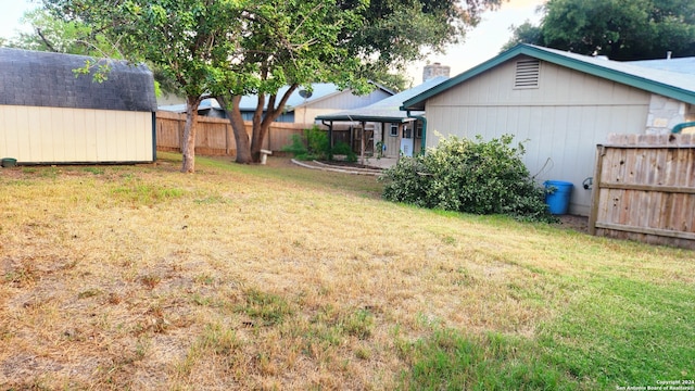 view of yard with a storage unit