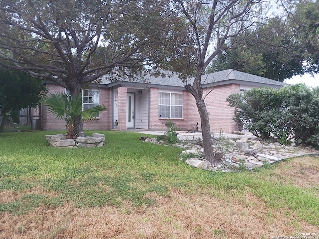 view of front of property featuring a front lawn