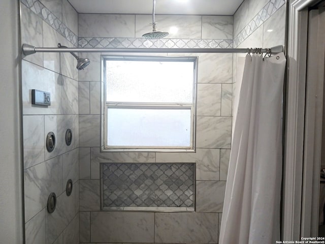 bathroom featuring a shower with shower curtain