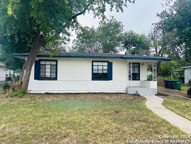 single story home featuring a front yard