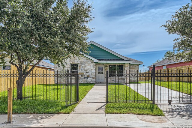 view of front of property featuring a front lawn