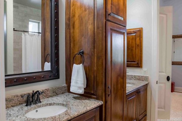 bathroom featuring a shower with curtain and vanity