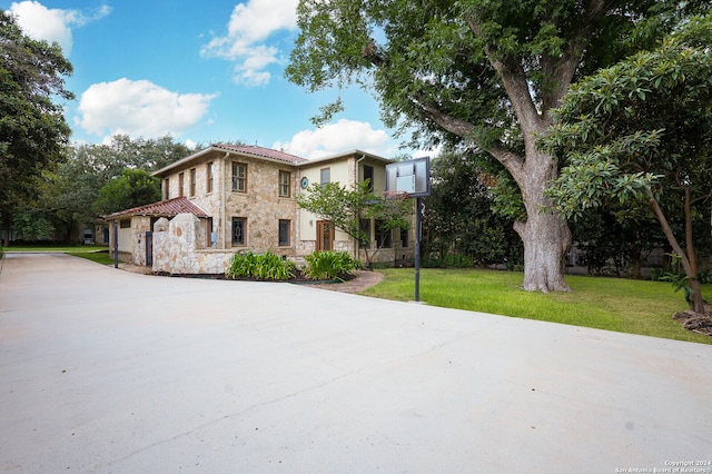 mediterranean / spanish-style house featuring a front lawn