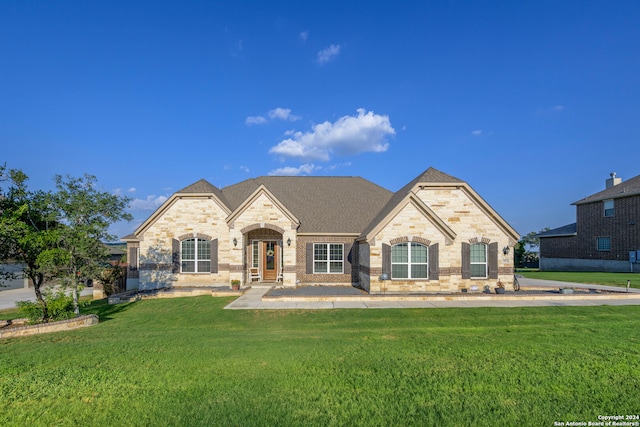 view of front of house featuring a front lawn