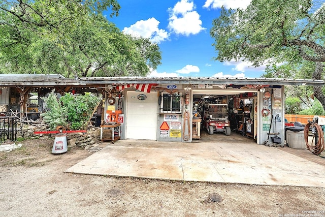 view of front of property featuring metal roof