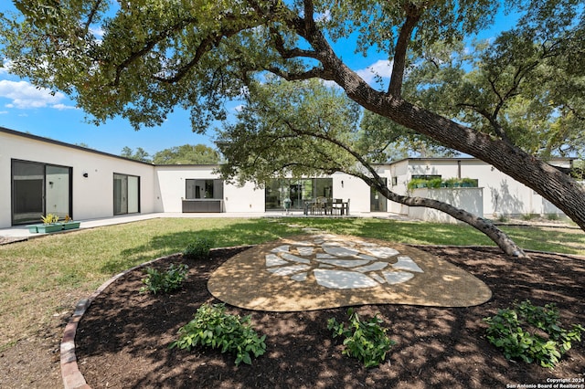 view of yard with a patio area