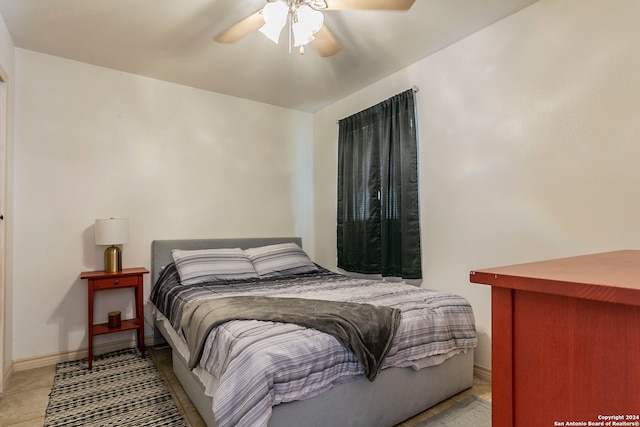 bedroom with ceiling fan