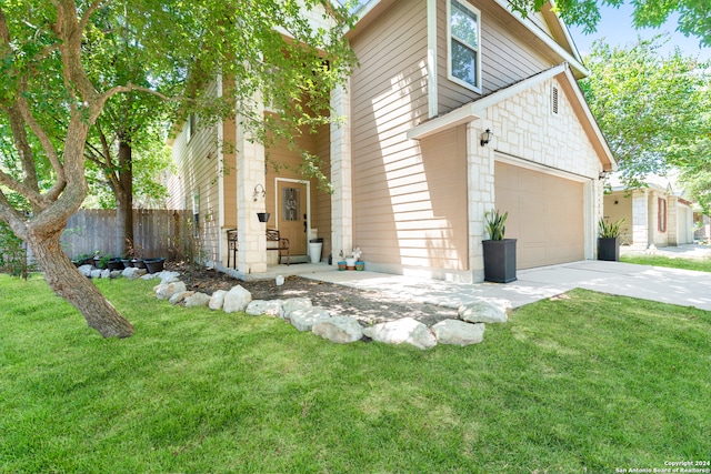 view of front of property featuring a front yard