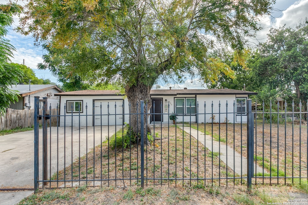 single story home featuring a garage