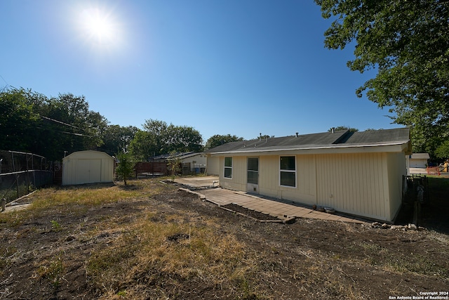 view of yard with a shed