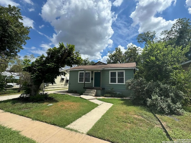 view of front of property with a front yard