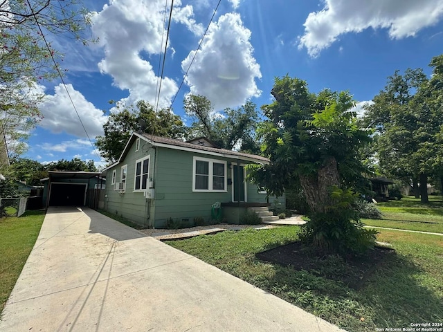 view of front of home featuring a front lawn