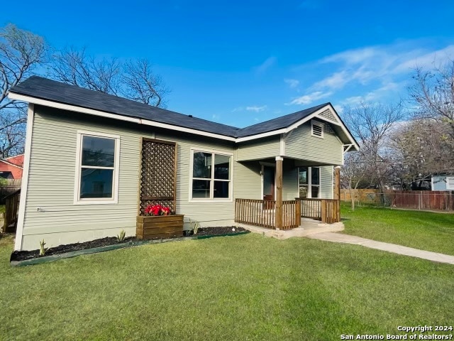 view of front facade with a front yard