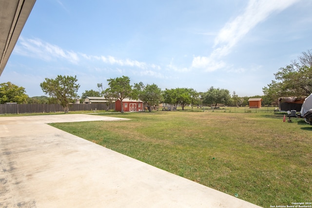 view of yard featuring a storage shed